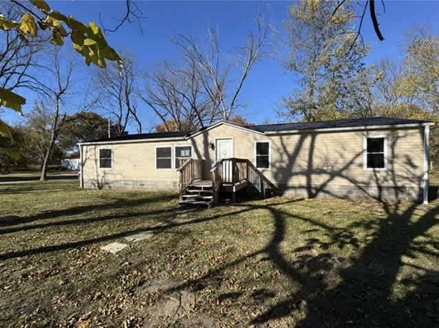 HUD Home — 601 E Floral St, Nevada, MO 64772
