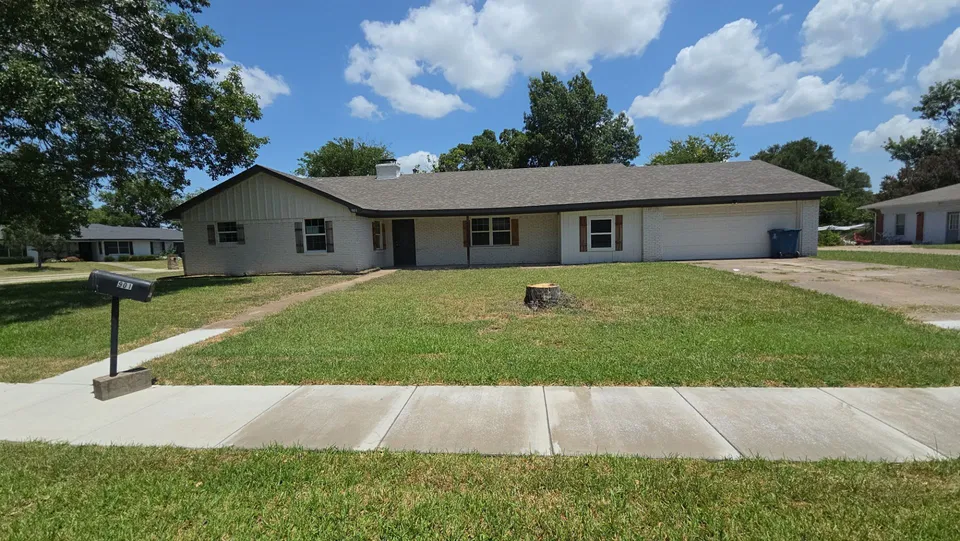 HUD Home — 901 Crestview Dr, Kaufman, TX 75142