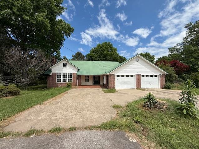 HUD Home — 402 E College St, Altus, AR 72821