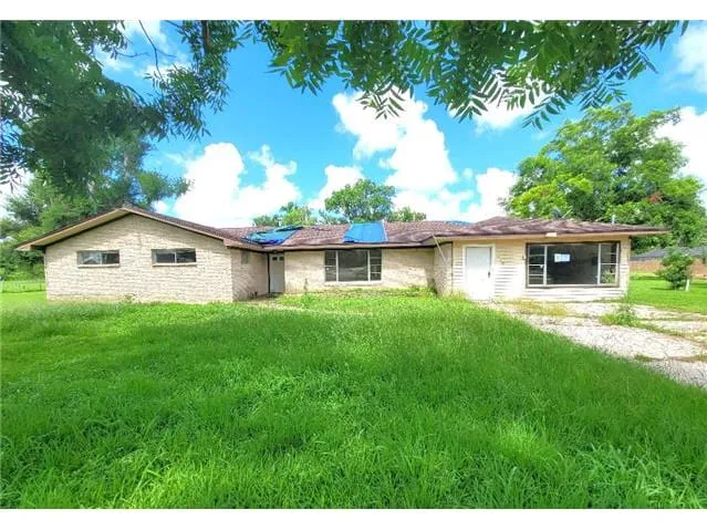 HUD Home — 419 Lee Ave, Jones Creek, TX 77541