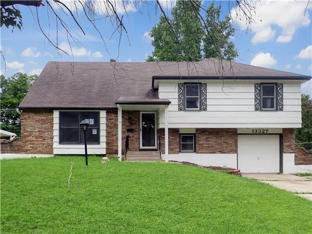 HUD Home — 13327 Donnelly Ave, Grandview, MO 64030