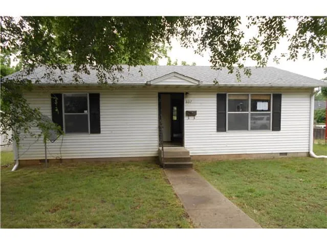 HUD Home β 807 N 3rd St, Monett, MO 65708