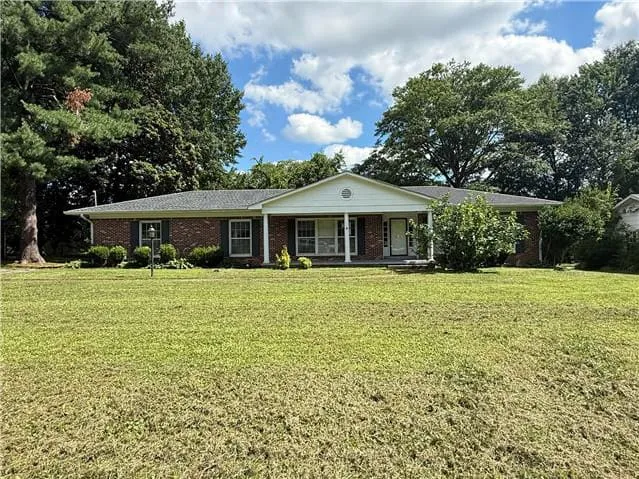 HUD Home — 20 Greenway Dr, Jackson, TN 38305