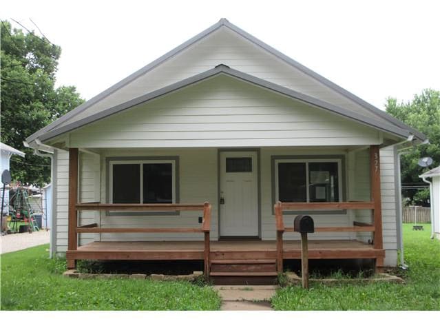 HUD Home — 327 W 9th Ave, Garnett, KS 66032