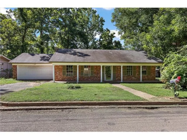HUD Home — 207 E Homewood Dr, Crockett, TX 75835