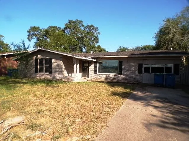 HUD Home — 902 E Crockett St, Beeville, TX 78102