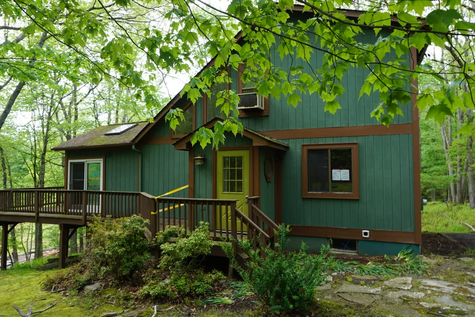 HUD Home β 105 S Shore Drive, Milford, PA 18337