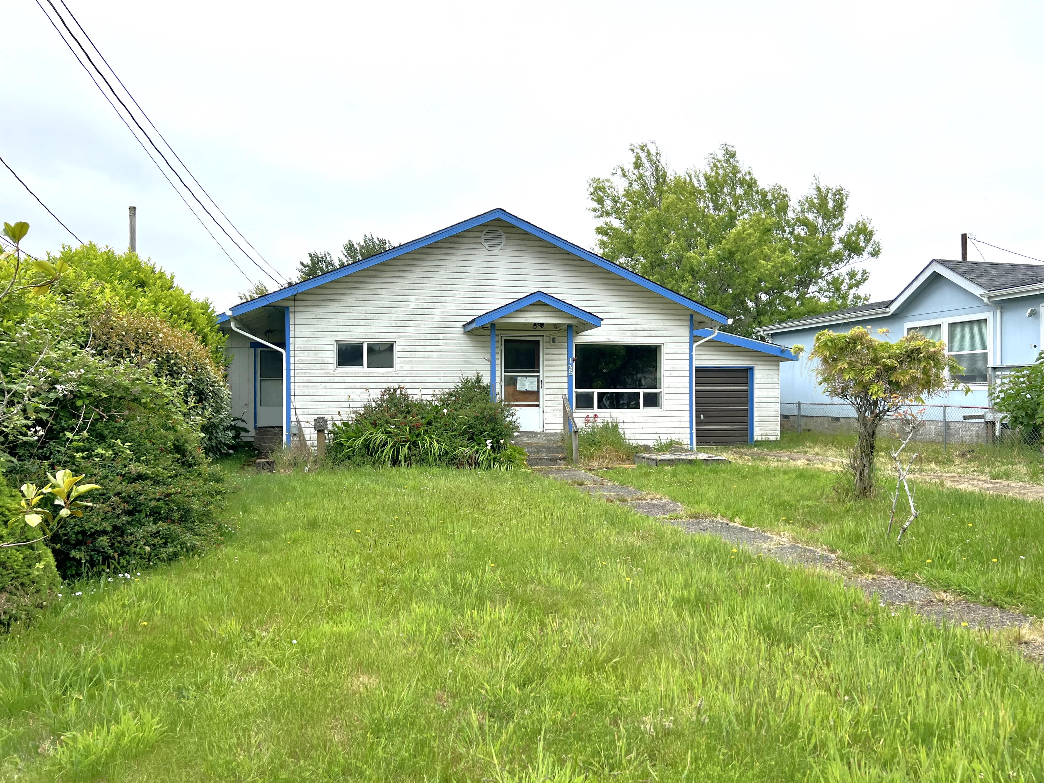 HUD Home — 135 S 11th St, Lakeside, OR 97449
