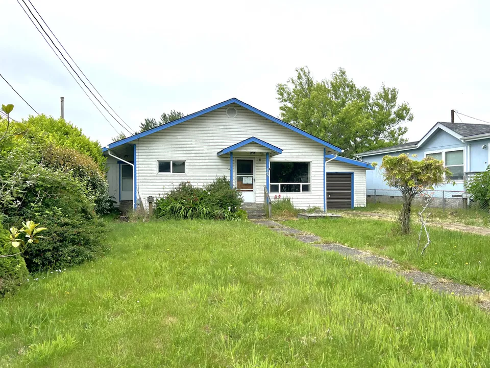 HUD Home β 135 S 11th St, Lakeside, OR 97449