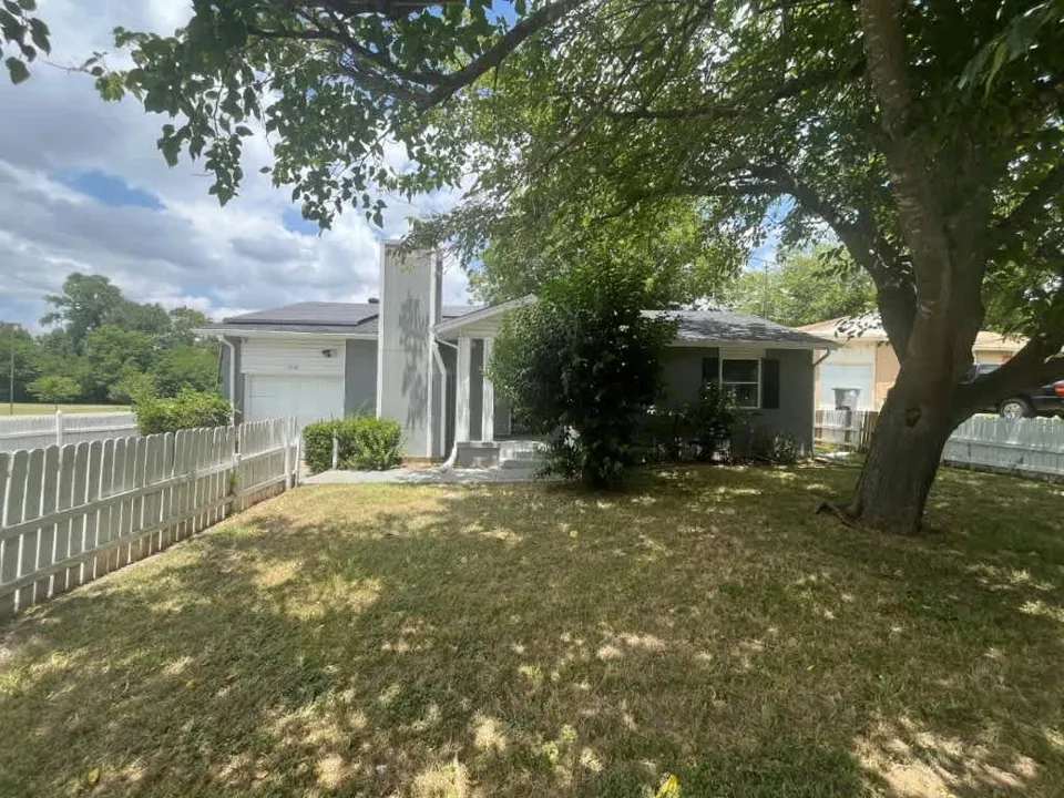 HUD Home — 3250 Highland Woods Cir, Dallas, TX 75241