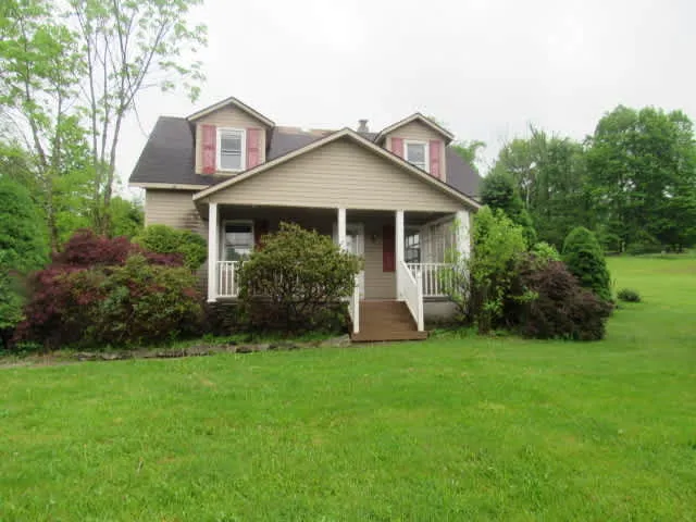 HUD Home β 2060 Oakridge Dr, Salix, PA 15952