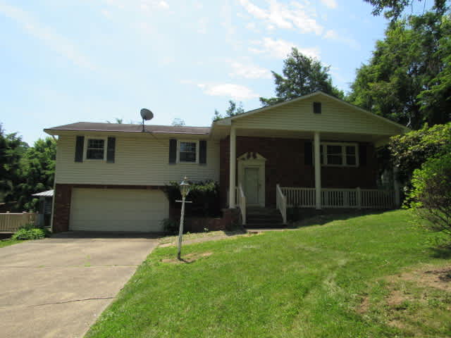HUD Home — 410 Crestridge Dr, Greensburg, PA 15601