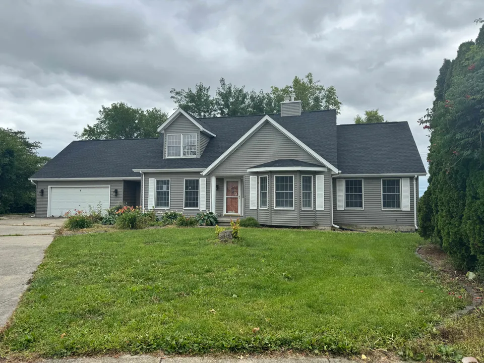 HUD Home β 4 Charleston Ct, Chatham, IL 62629