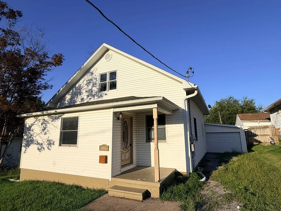 HUD Home — 406 N Gardner St, West Frankfort, IL 62896