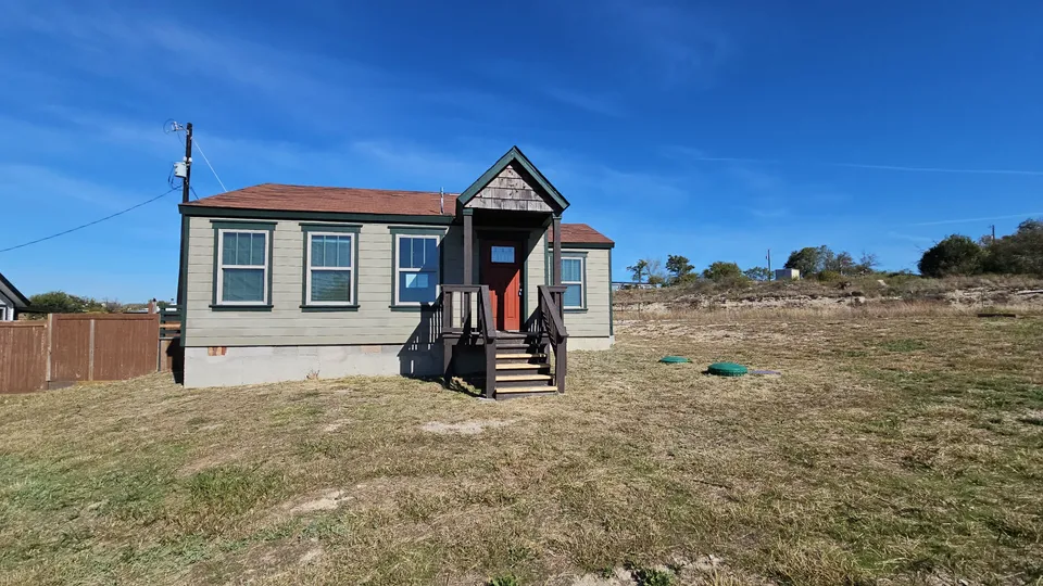 HUD Home — 111 West Morning Dove Dr, Azle, TX 76020