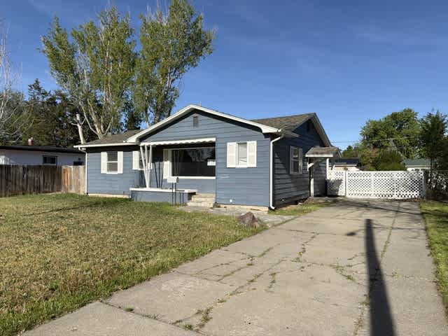 HUD Home — 860 N 9th E, Mountain Home, ID 83647