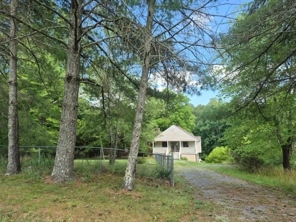 HUD Home β 1243 Thornbird Pl, Huddleston, VA 24104