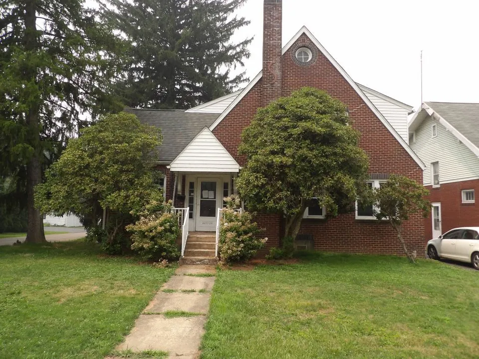 HUD Home β 110 S Oakdale Ave, Hermitage, PA 16148