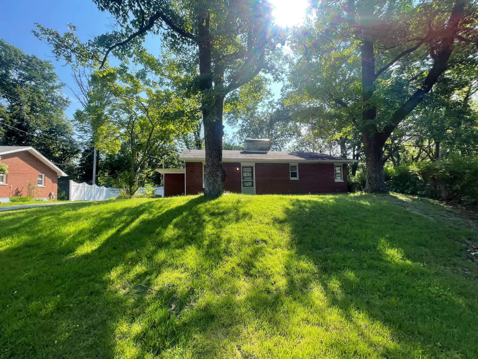 HUD Home — 2131 Hill Crest Dr, Highland, IL 62249