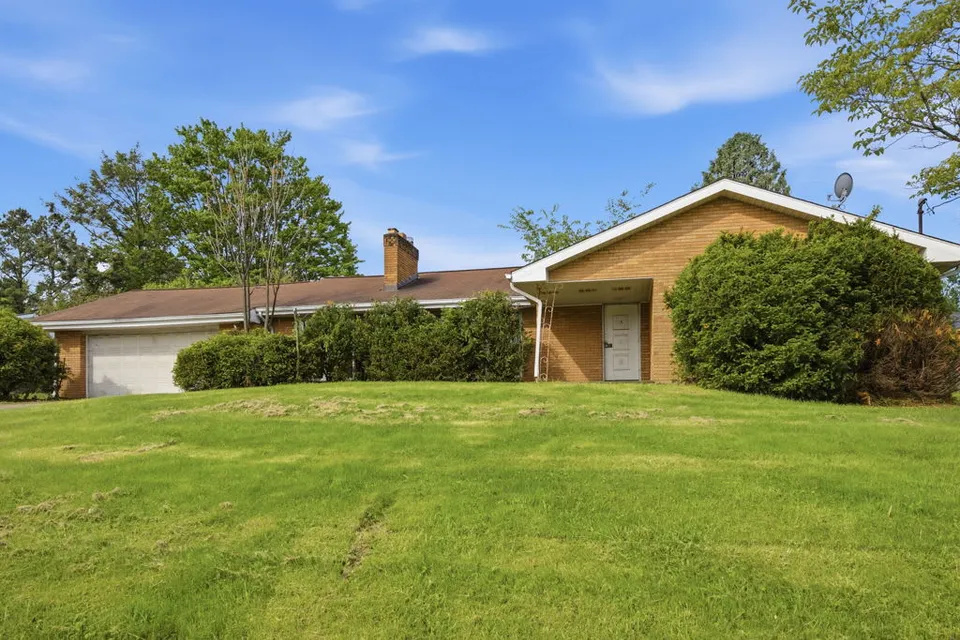HUD Home β 4104 Burnsire Dr, Irwin, PA 15642