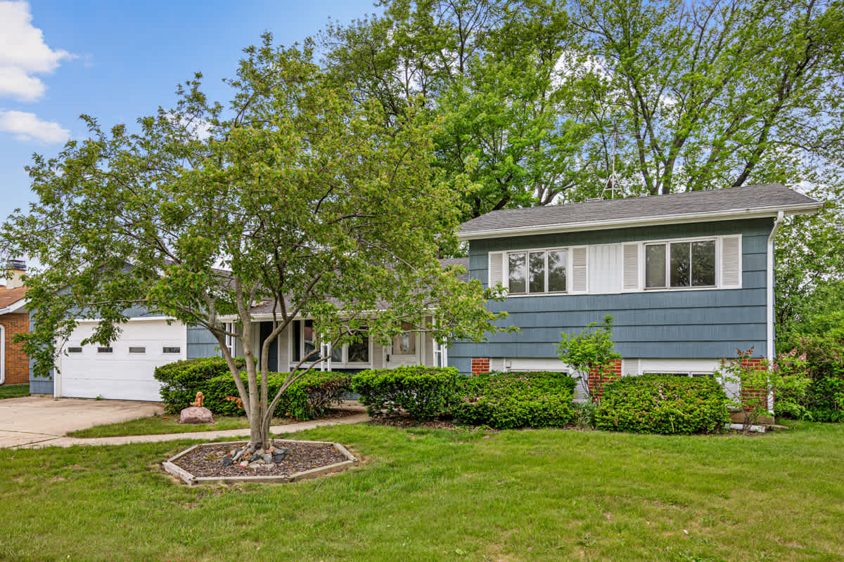 HUD Home — 500 Audubon St, Hoffman Estates, IL 60169 — photo 1