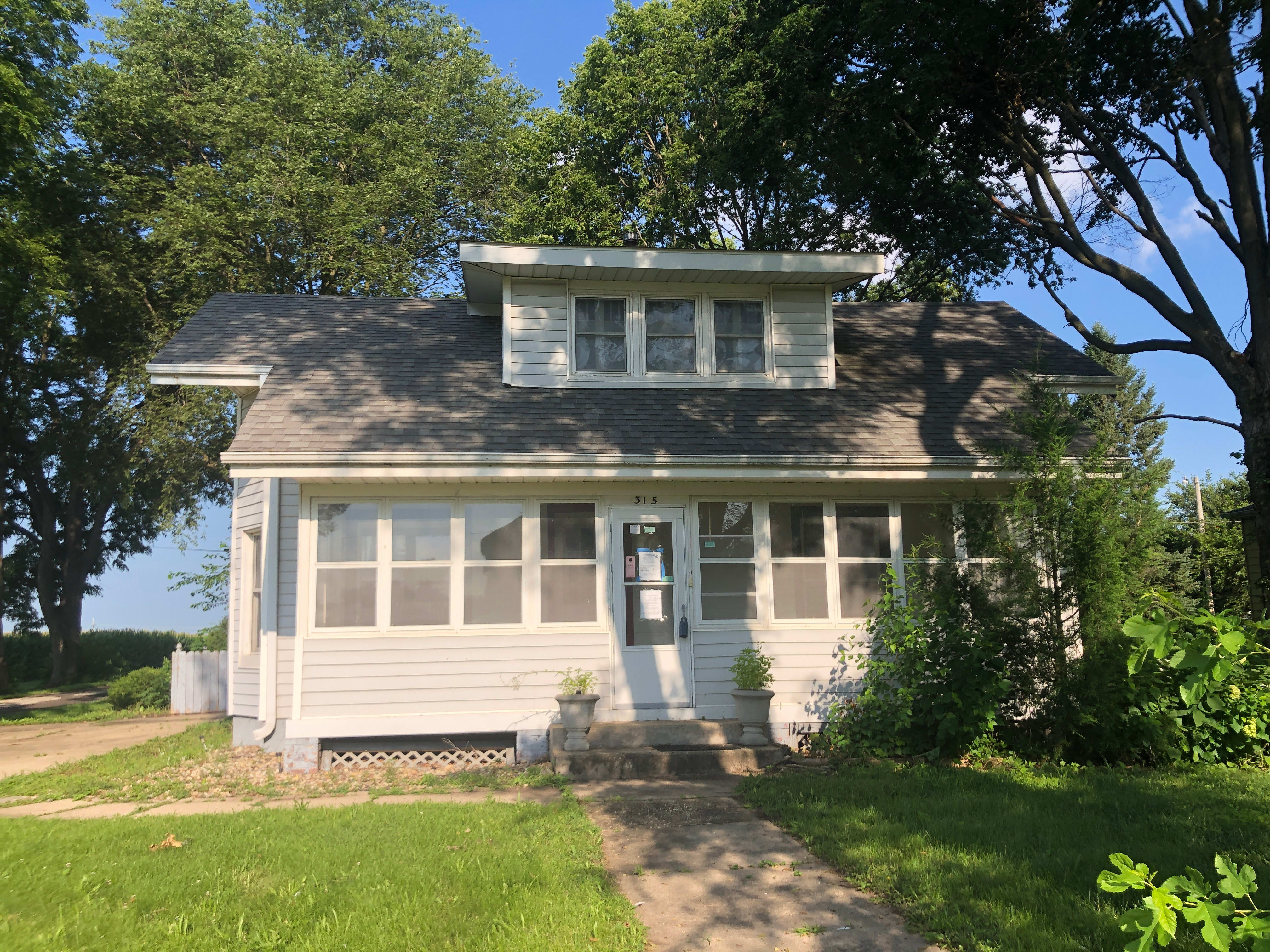 HUD Home — 315s Main Ave, Minier, IL 61759 - photo 1