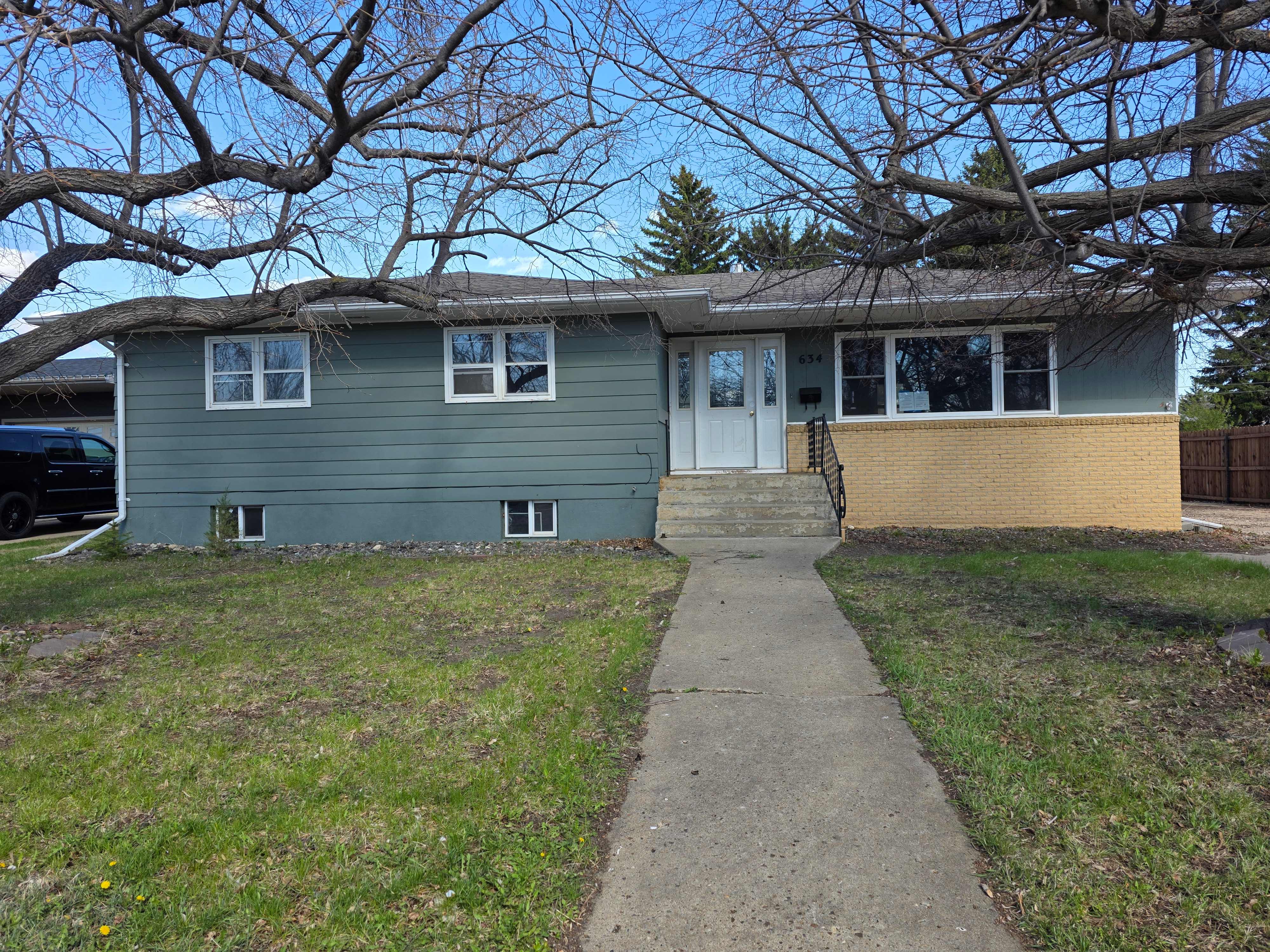 HUD Home — 634 9th Ave W, Dickinson, ND 58601 — photo 1