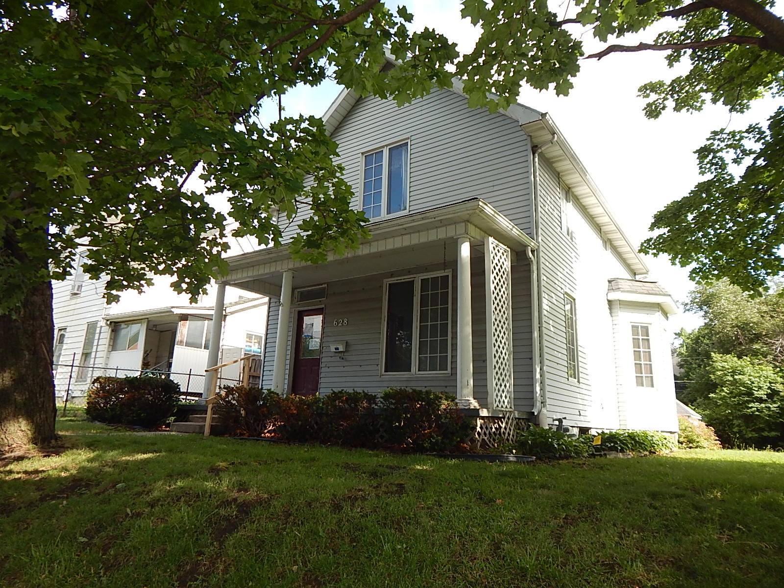 HUD Home — 628 W 14th St, Davenport, IA 52803 - photo 2
