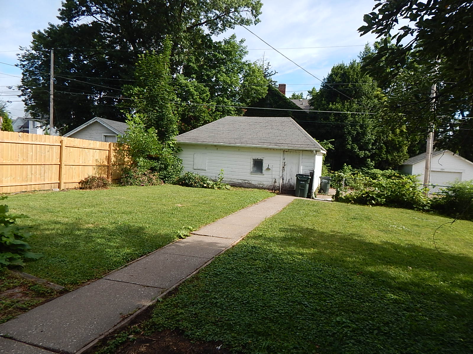 HUD Home — 628 W 14th St, Davenport, IA 52803 - photo 4