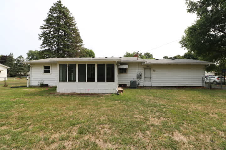 HUD Home — 1031 Arapaho Dr, Burton, MI 48509 - photo 2