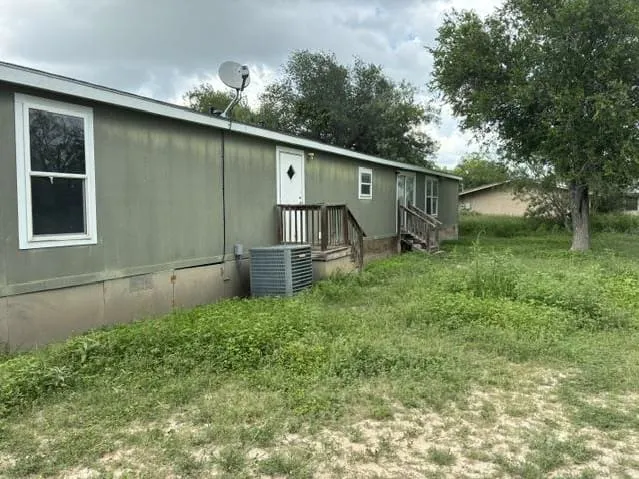 HUD Home — 259 W Velna, La Pryor, TX 78872 - photo 2
