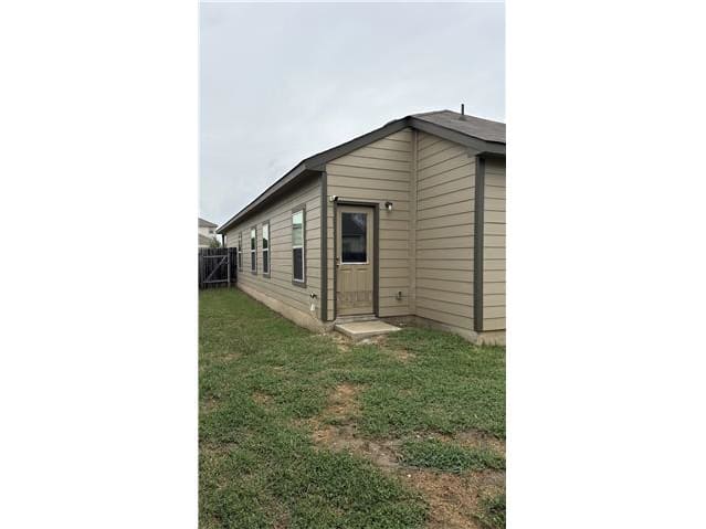 HUD Home — 2417 Marty Way, Seguin, TX 78155 - photo 2