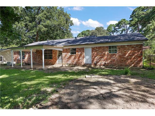 HUD Home — 207 E Homewood Dr, Crockett, TX 75835 - photo 2