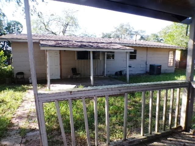 HUD Home — 902 E Crockett St, Beeville, TX 78102 - photo 2