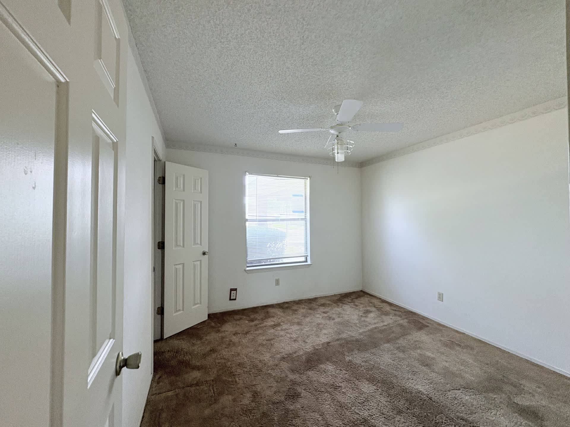 HUD Home — 1401 W Caprock St, Hobbs, NM 88240 - photo 4