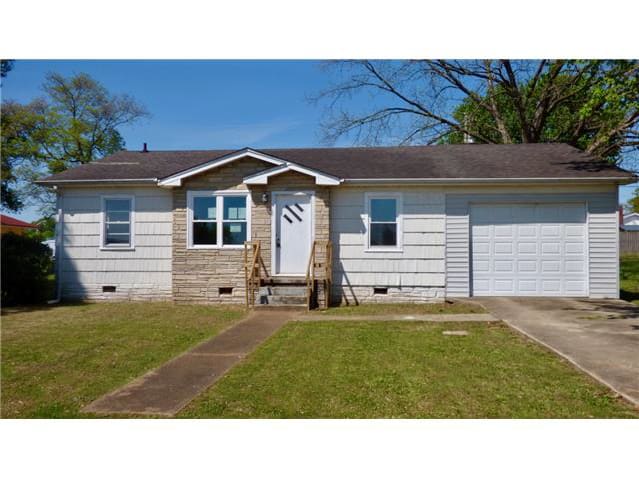 HUD Home — 609 Hill Ave, Muscle Shoals, AL 35661 — photo 1