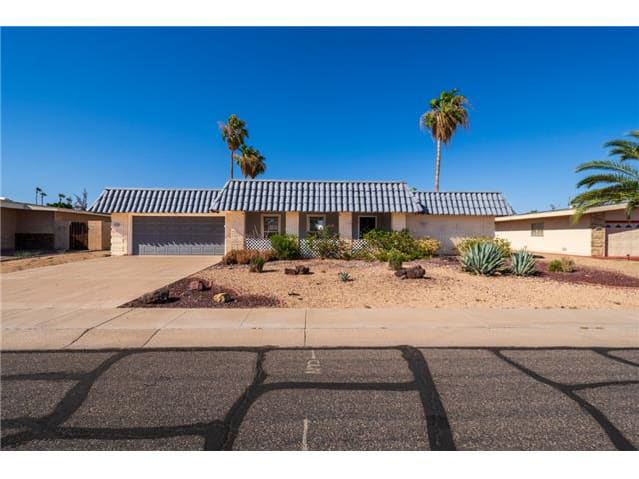 HUD Home — 10706 W Pinion Ln, Sun City, AZ 85373 - photo 1
