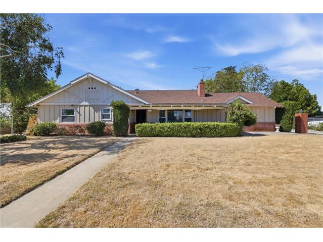 HUD Home — 230 E Sunset Dr N, Redlands, CA 92373 - photo 1