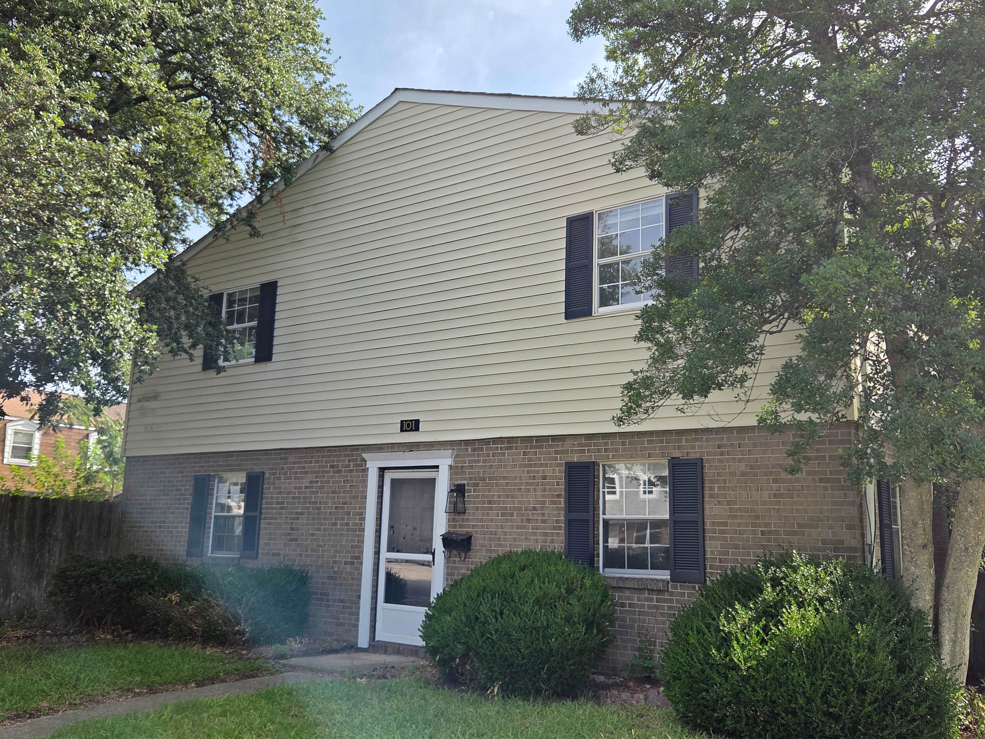HUD Home — 101 Hampstead Ct, Hampton, VA 23669 - photo 1