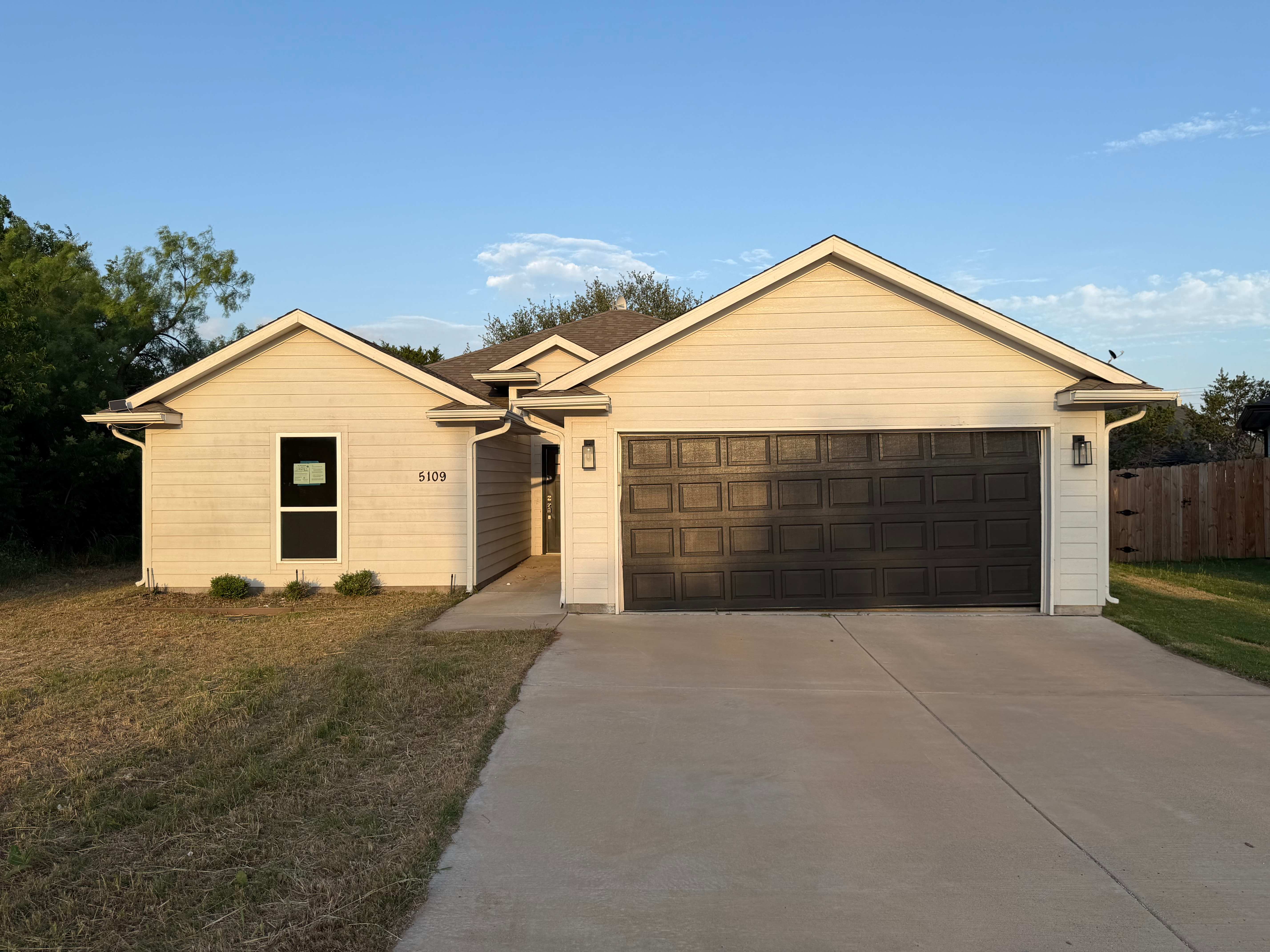 HUD Home — 5109 Uvalde Ct, Granbury, TX 76048 — photo 1