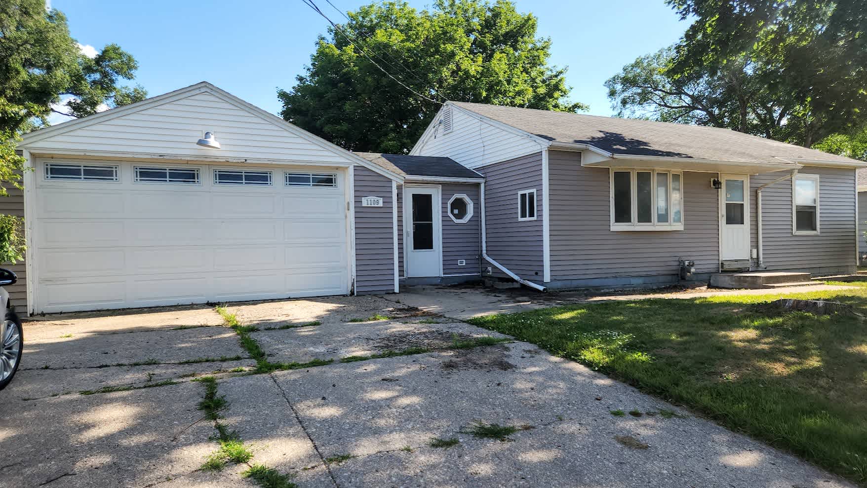 HUD Home — 1109 12th St NW, Mason City, IA 50401 - photo 1