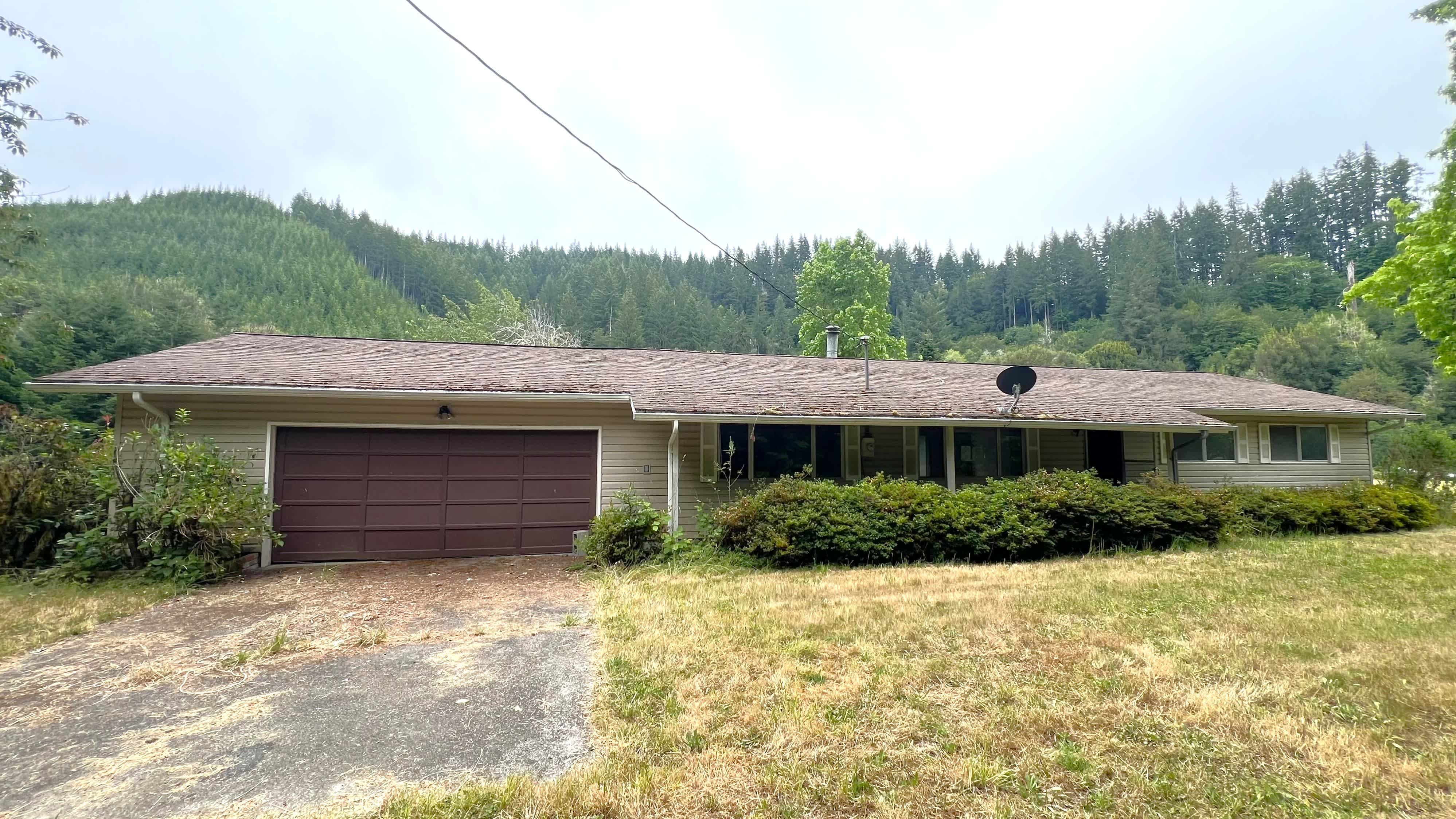 HUD Home — 10082 Lone Pine Ln, Myrtle Point, OR 97458 - photo 1
