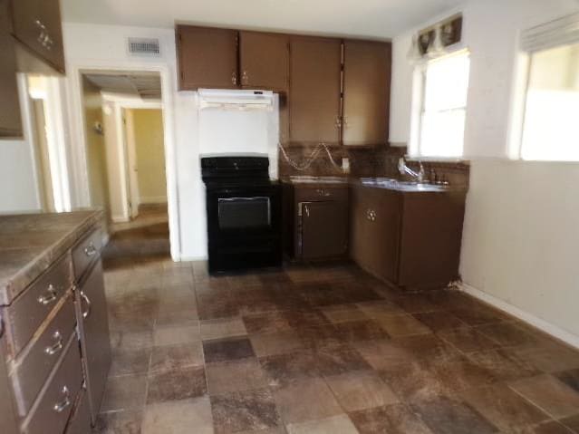 HUD Home — 902 E Crockett St, Beeville, TX 78102 - photo 5