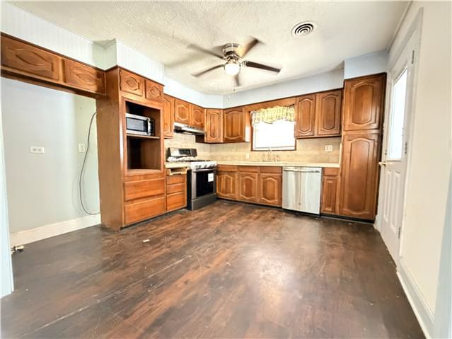 HUD Home — 1904 Wright Blvd, Baytown, TX 77520 - photo 5