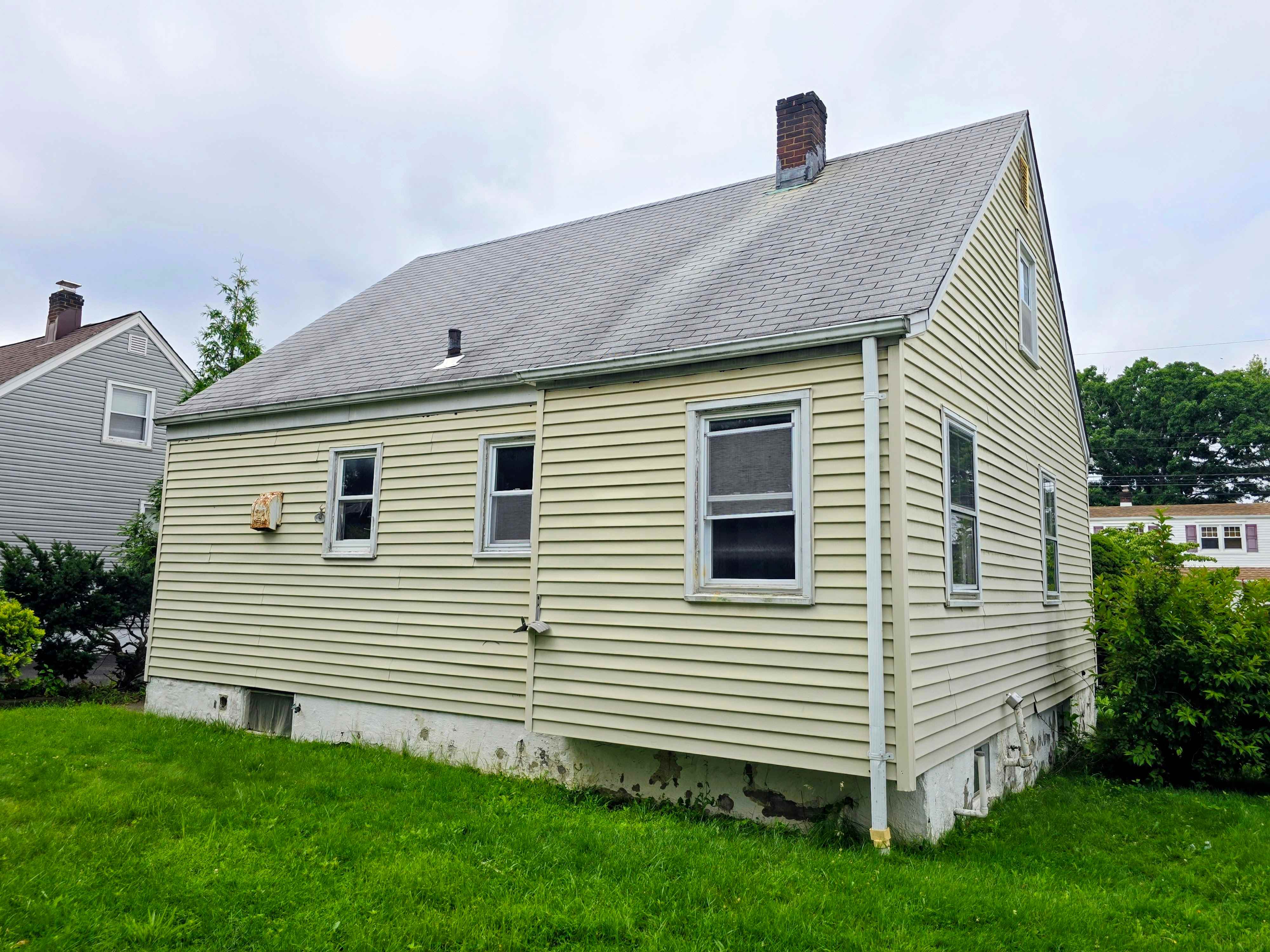 HUD Home — 118 Standiford Ave, Sayreville, NJ 08872 - photo 2