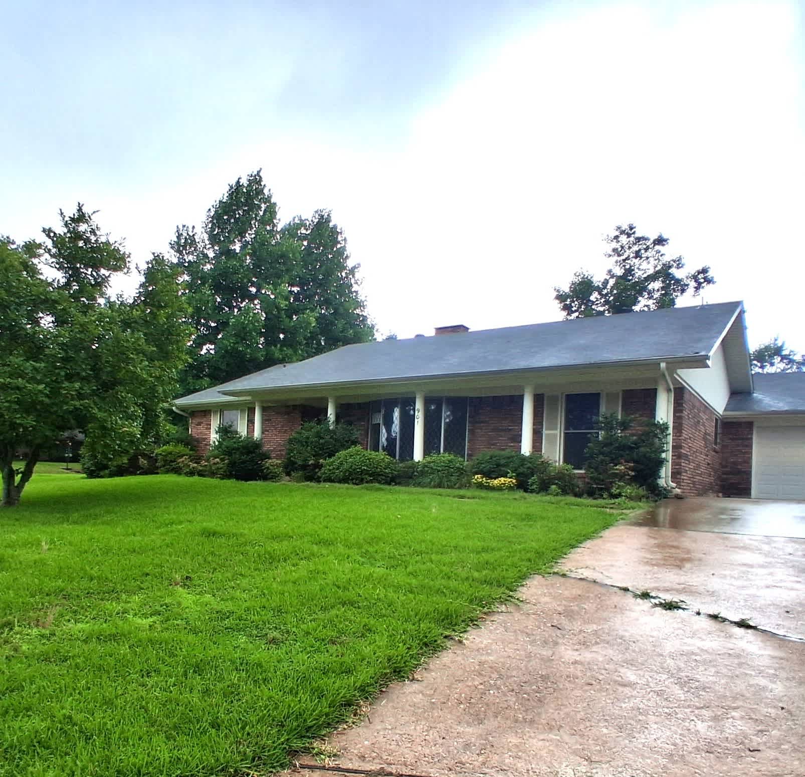 HUD Home — 901 Bluebird Ln, Wake Village, TX 75501 - photo 1
