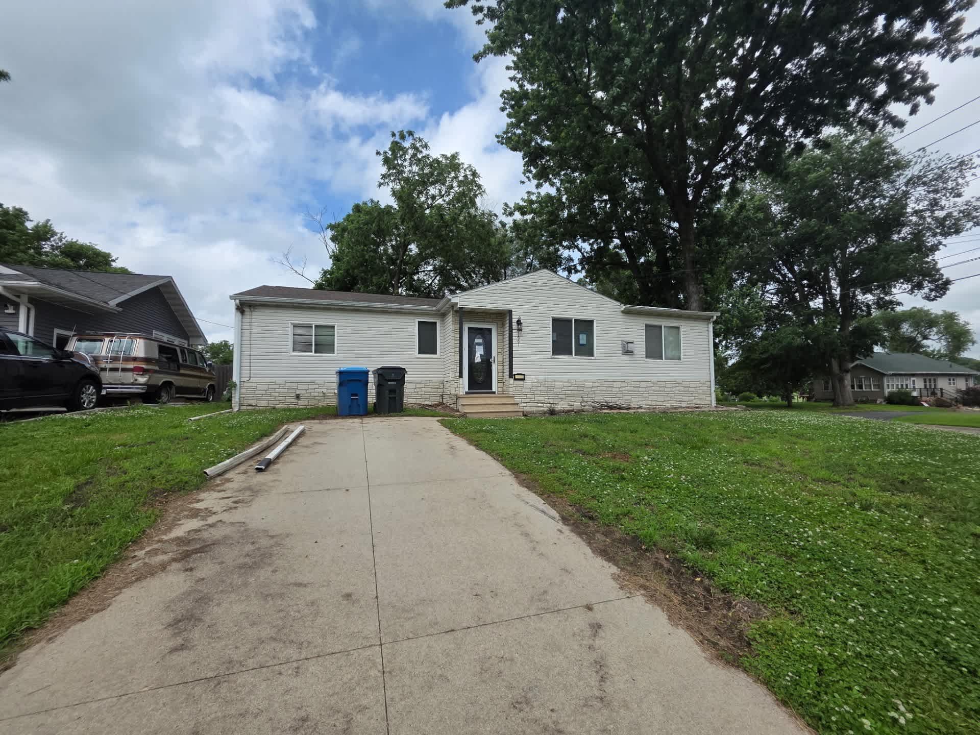 HUD Home — 1661 Newell St, Waterloo, IA 50707 - photo 1