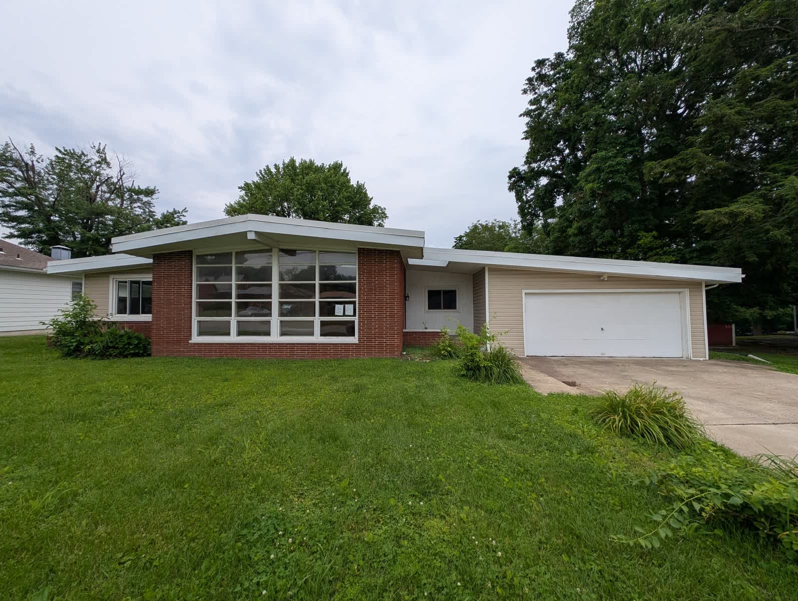 HUD Home — 34 Wilshire Dr, Fairview Heights, IL 62208 - photo 1