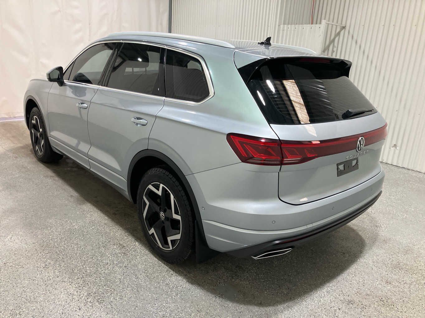 2024 Volkswagen Touareg - photo 1