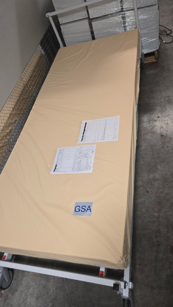 EXAM CHAIR / 2 EMERGENCY RELIEF BEDS — photo 1